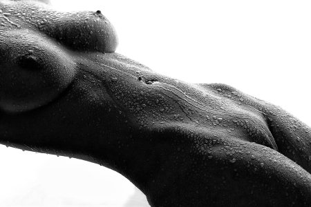 Красивое голое тело девушки