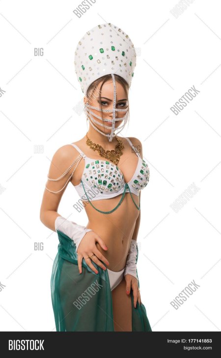 Голая девушка в кокошнике