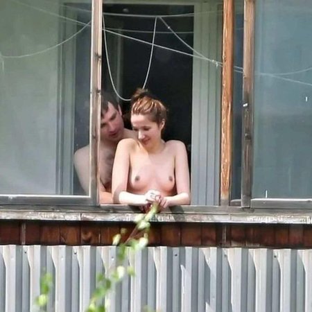 Голые женщины в окнах домов