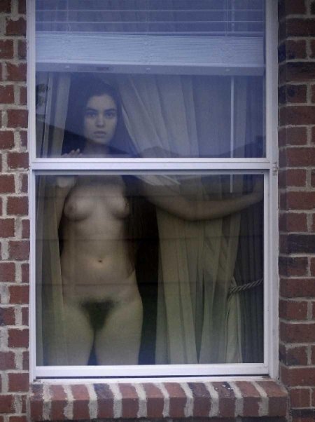 Голая женщина в окне