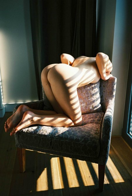 Эротическая фотосессия в кресле