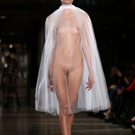 Голые показ мод