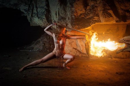 Девушка в пещере