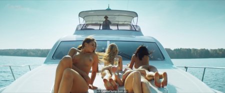 Голые девушки на яхте