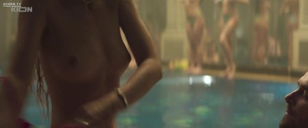 Голышом в бассейне