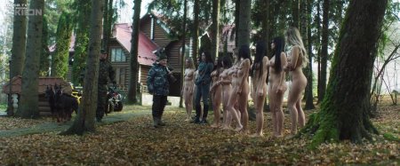 Голая девушка в лесу