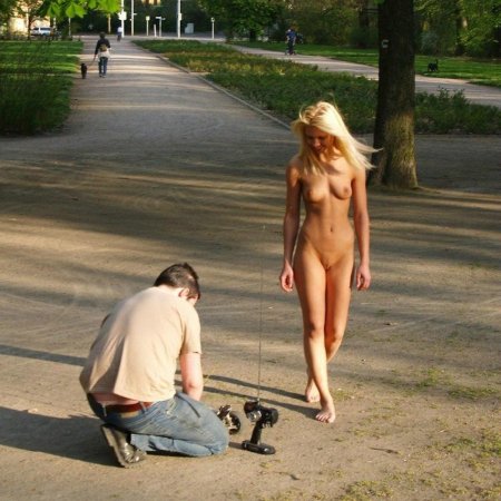 Голышом на улице