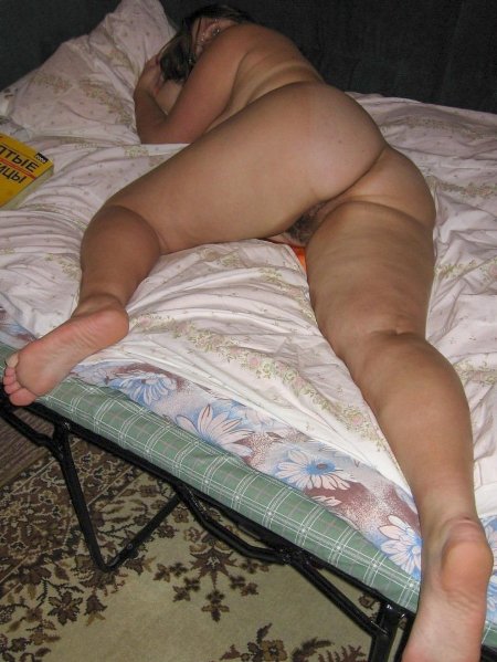 Толстушка спит без трусов