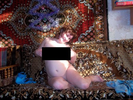 Голые бабы на фоне ковра