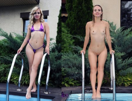 Одетые раздетые в купальниках