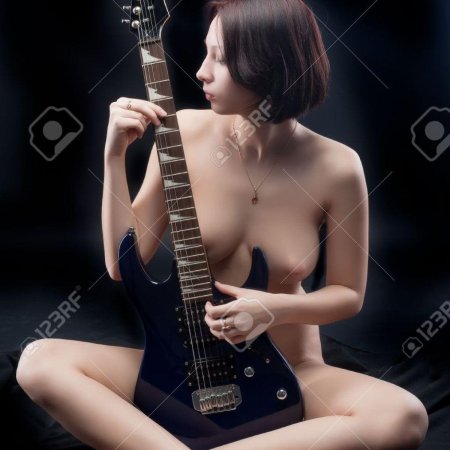 Голая женщина с электрогитарой