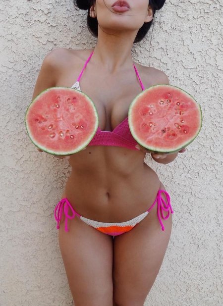 Девушка с большими арбузами