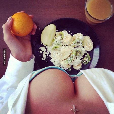 Девушка с едой