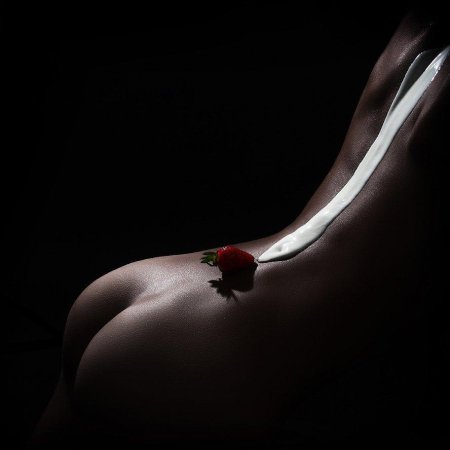 Клубника со сливками на теле девушки