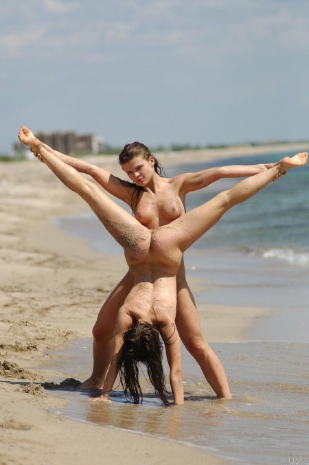 Голые спортсменки на пляже