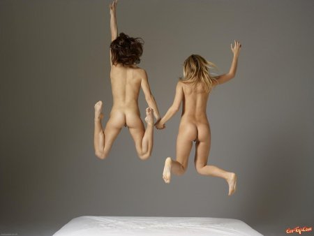 Голые прыжки на кровати