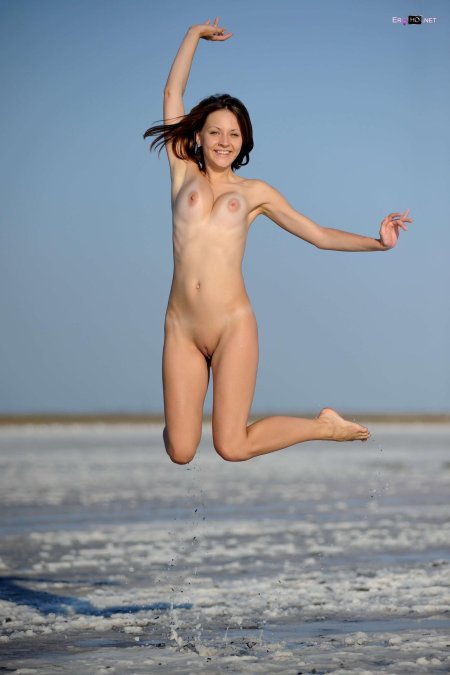 Голые девки прыгают в воду