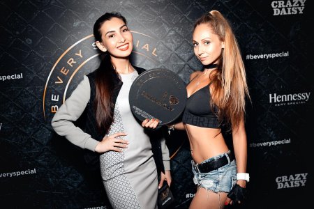 Красивые девушки в клубе