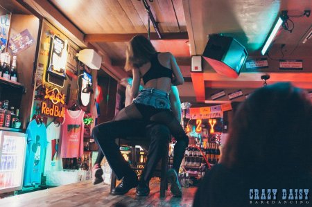 Танцы на барной стойке