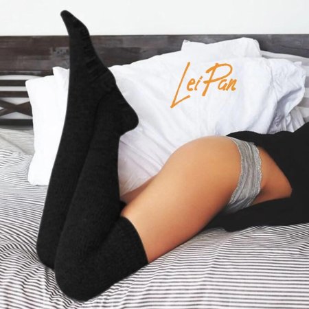 Женские ноги в гольфах