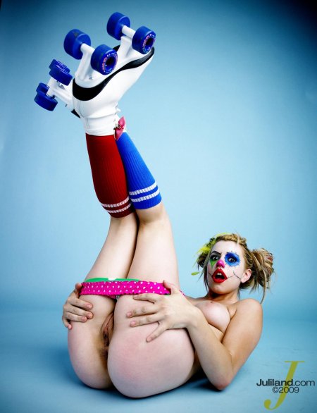 Голые женщины клоунессы