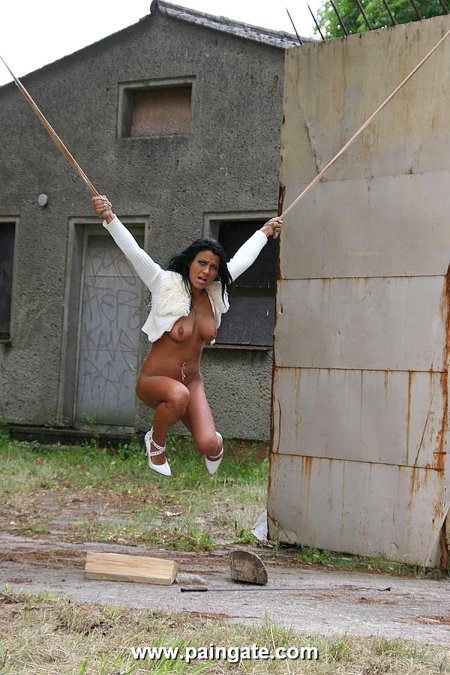 Подвешенная девушка