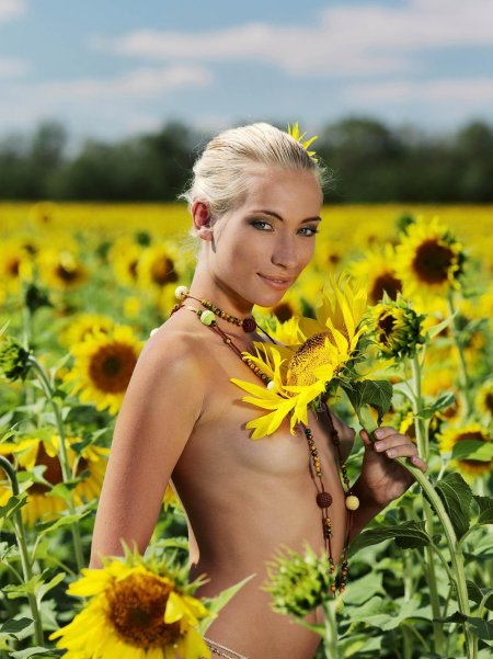 Голые в поле