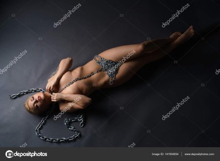 Красивые девушки в цепях