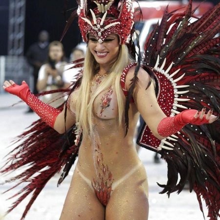 Танцовщицы на карнавале в бразилии