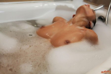 Девушка ванной