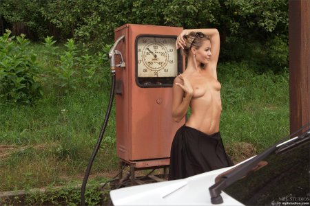 Голая женщина на заправке