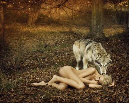 Девушки с животными ню