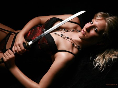 Женщина с мечом