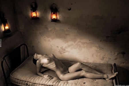 Голая женщина в темнице арт