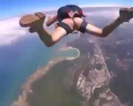 Прыжок с парашютом нагишом