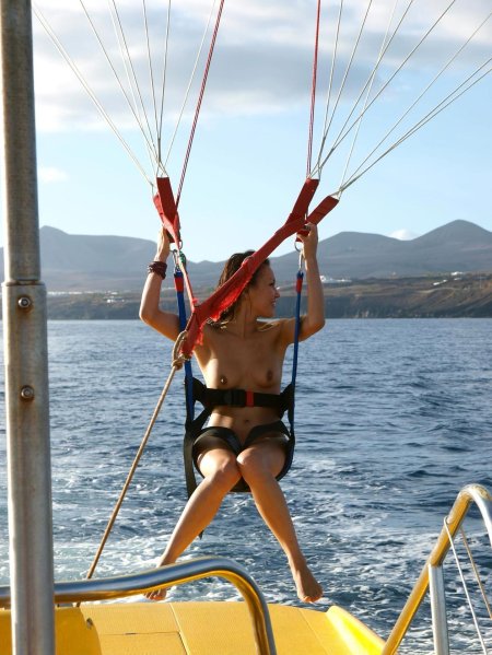 Голые женщины прыгают с парашютом