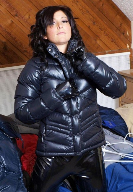 Девушки в болоньевых куртках