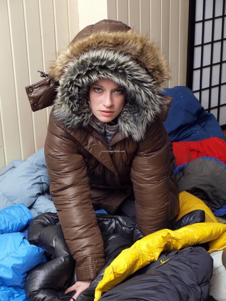 Девушка в зимней куртке