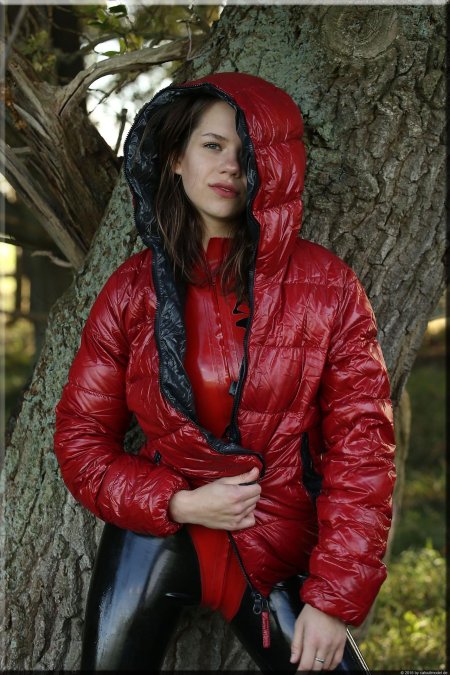 Девушка в куртке