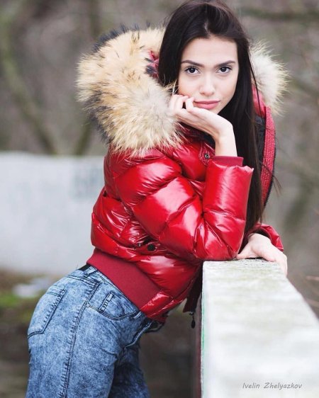 Девушка в болоньевой куртке