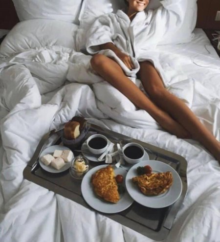 Доброе утро завтрак в постель девушке