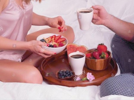 Пара завтракает в постели