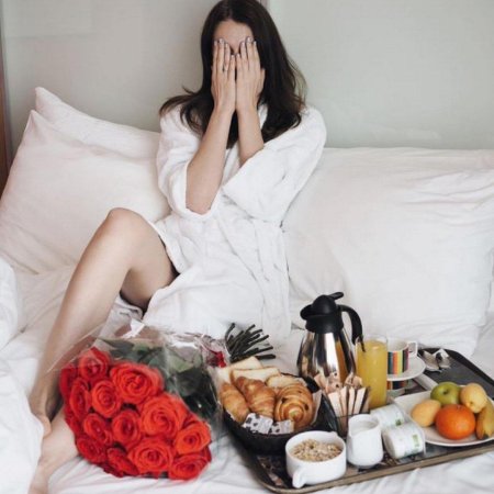 Завтрак в постель с цветами