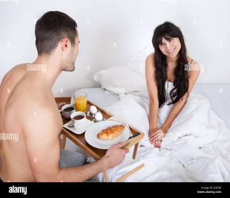 Мужчина приносит завтрак в постель