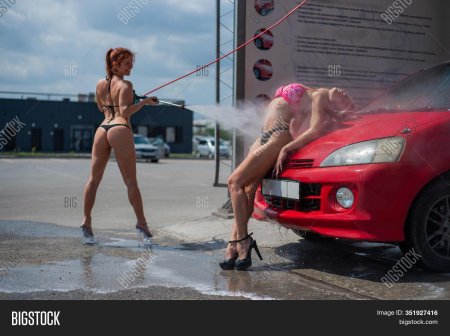 Эротическая мойка автомобиля