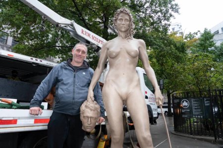 Статуи голых девушек