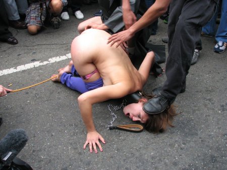 Голые женщины избивают женщину