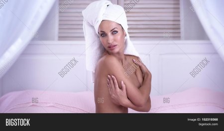 Женщина с полотенцем на голове