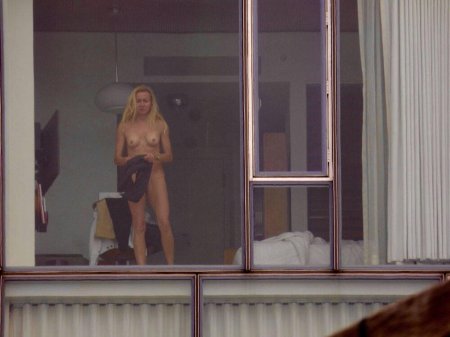 Подглядывание в окна голые