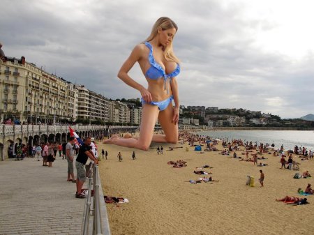 Девушка гигант в купальнике